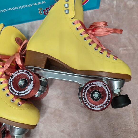 Moxi Beach Bunny Roller Quad Skates women’s size 6 - Picture 2 of 8